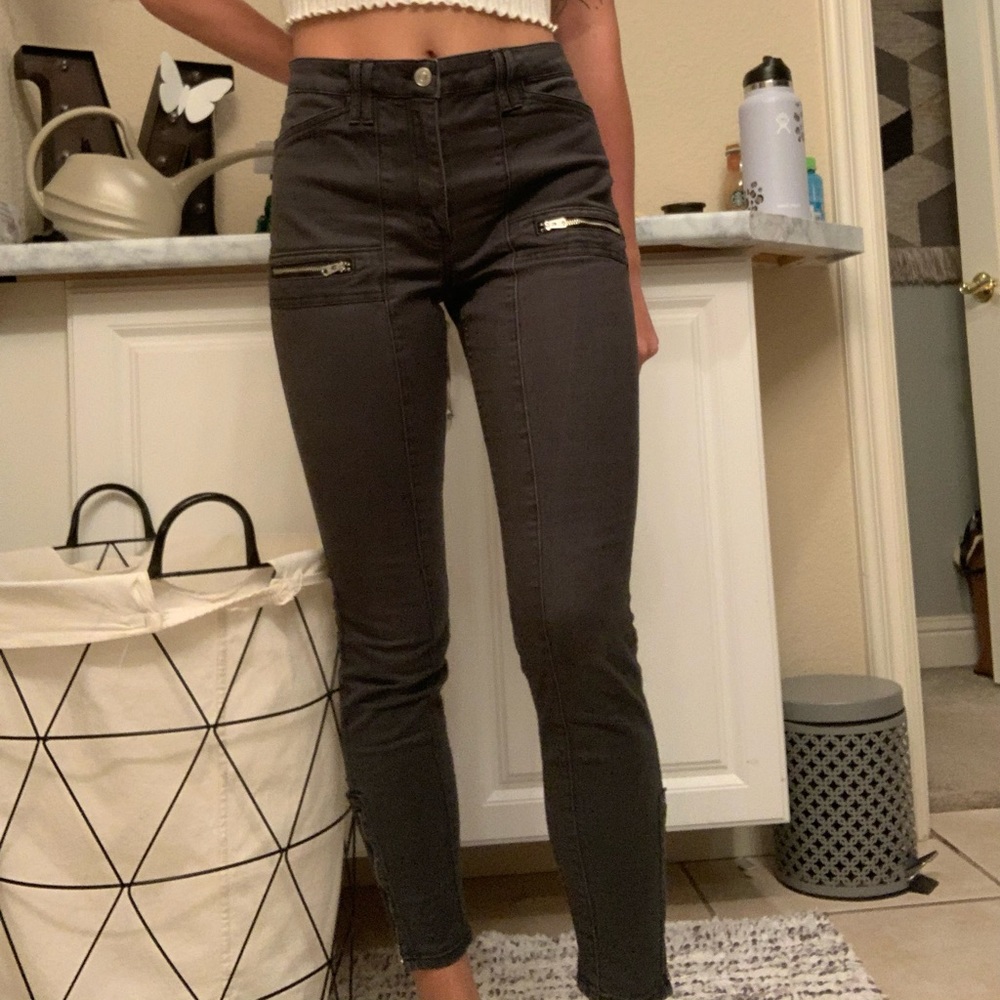 Skinny high rise pants.